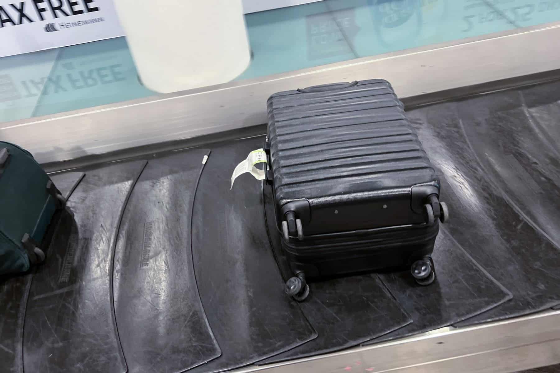 amazonbasics-hardside-expandable-luggage-on-baggage-carousel