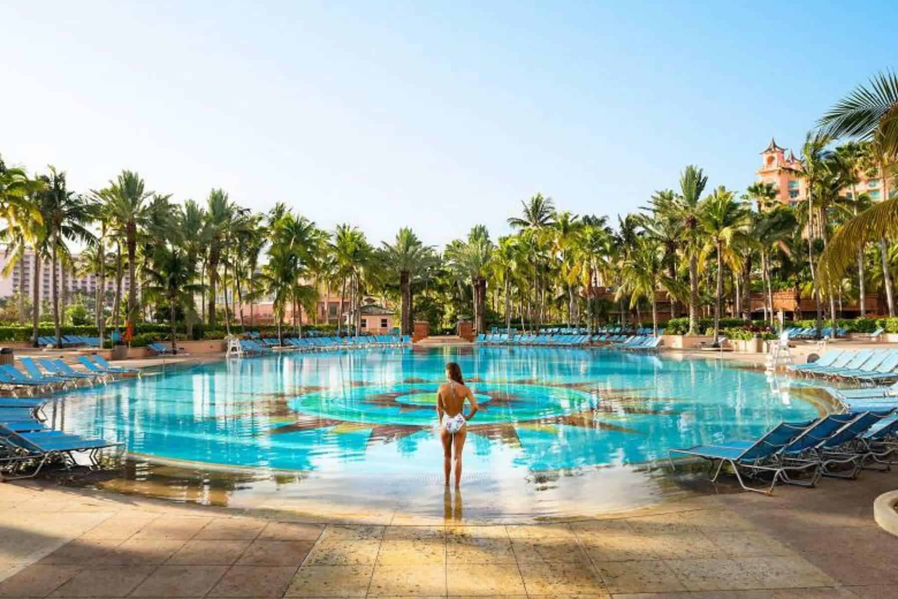 atlantis-paradise-island-bahamas-pool-girl
