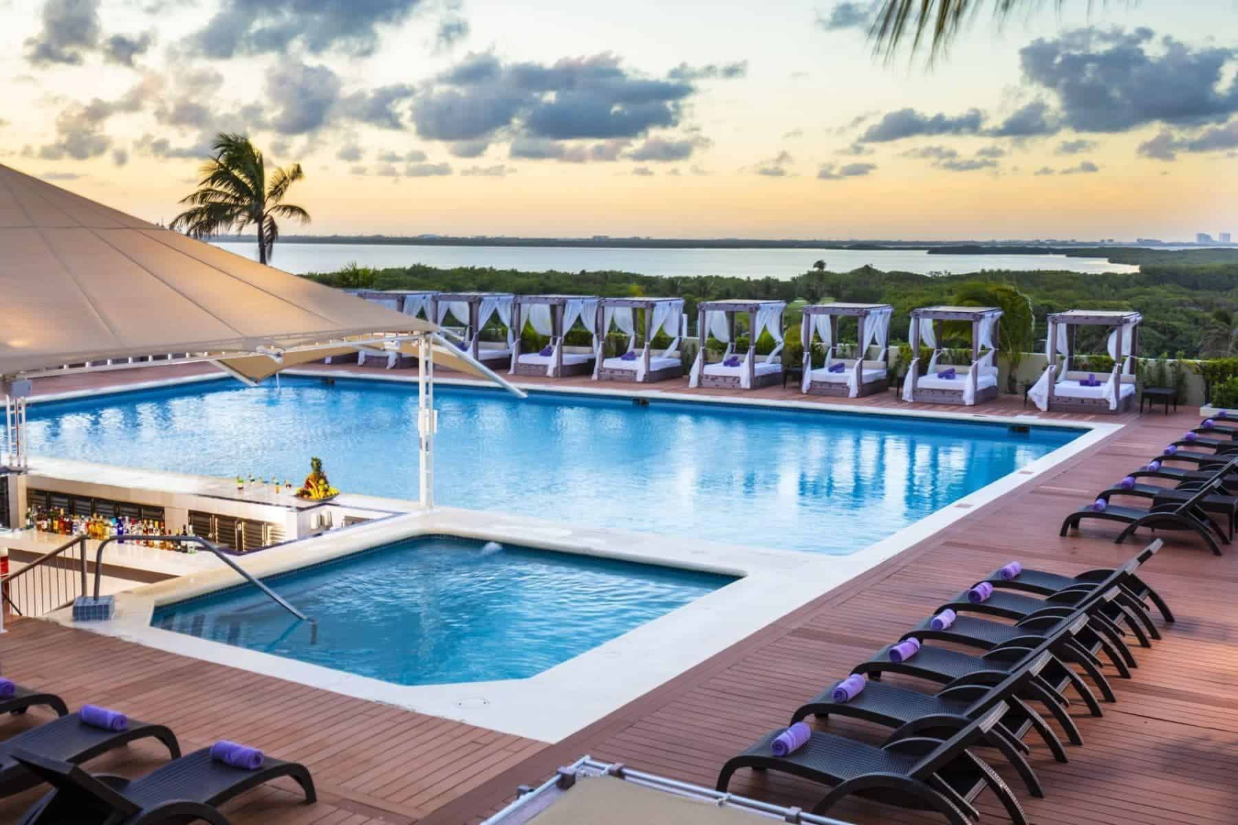 crown-paradise-club-cancun-pool