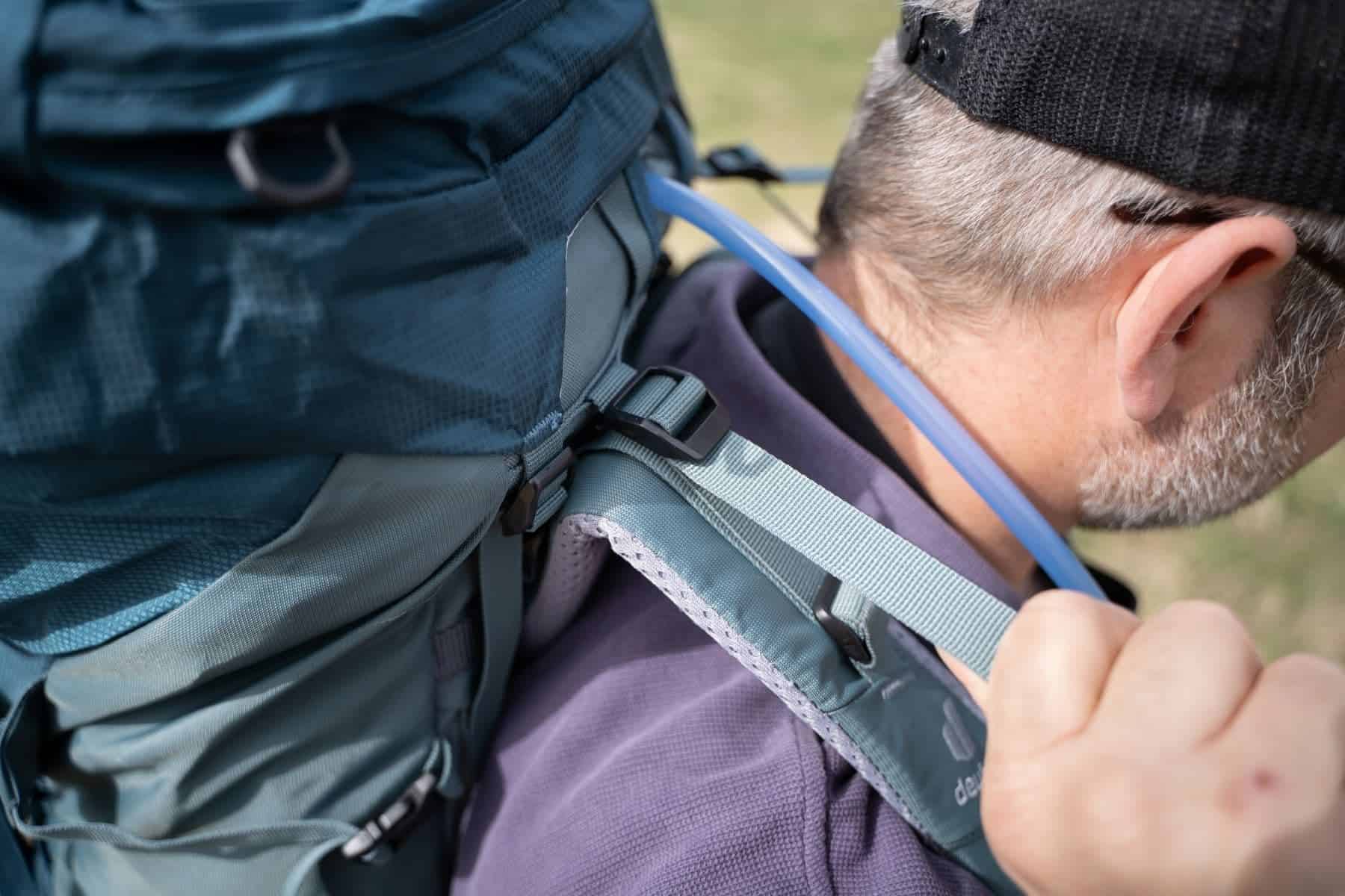 deuter-aircontact-lite-65-10-shoulder-strap