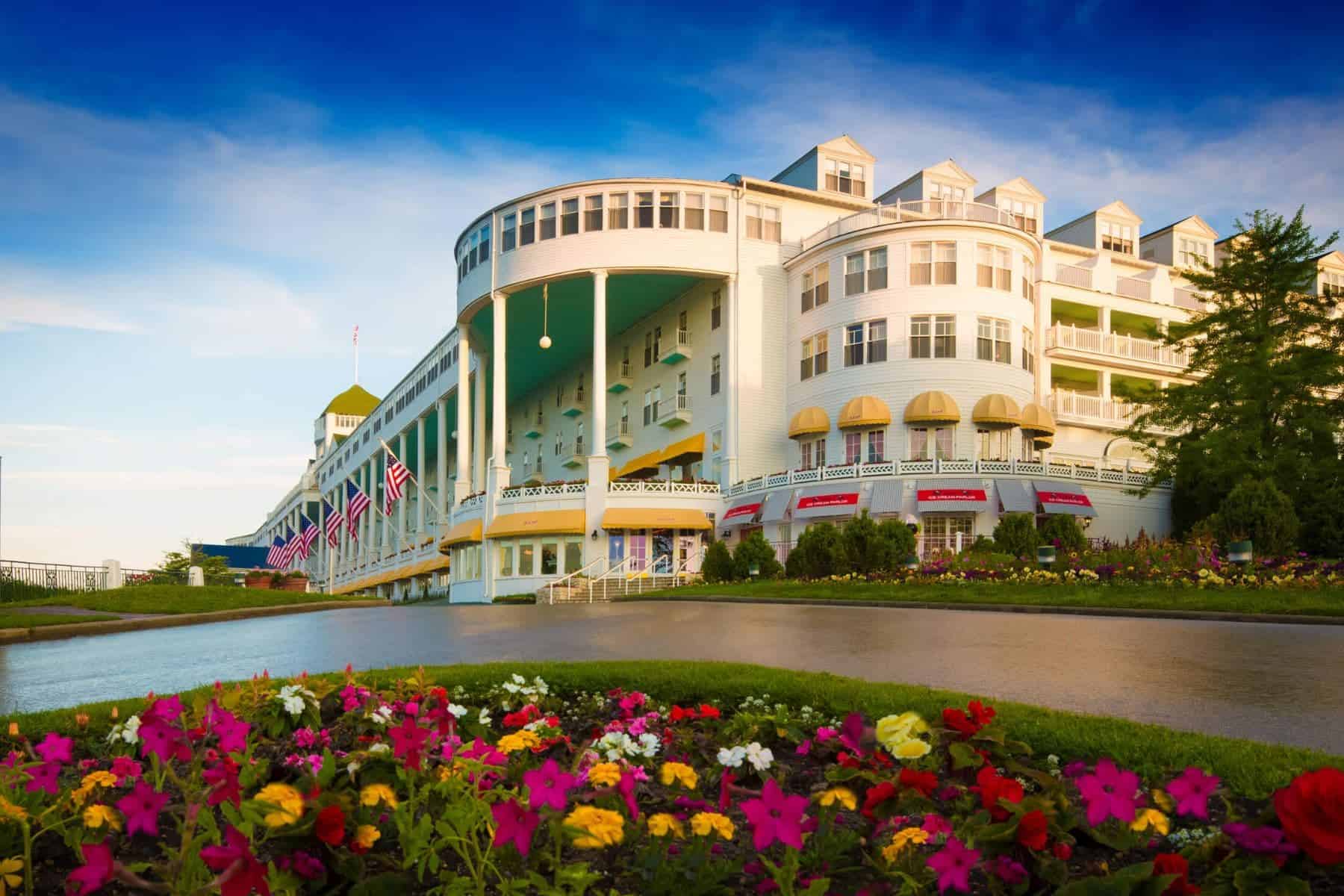 grand-hotel-mackinac-island-michigan-side-view
