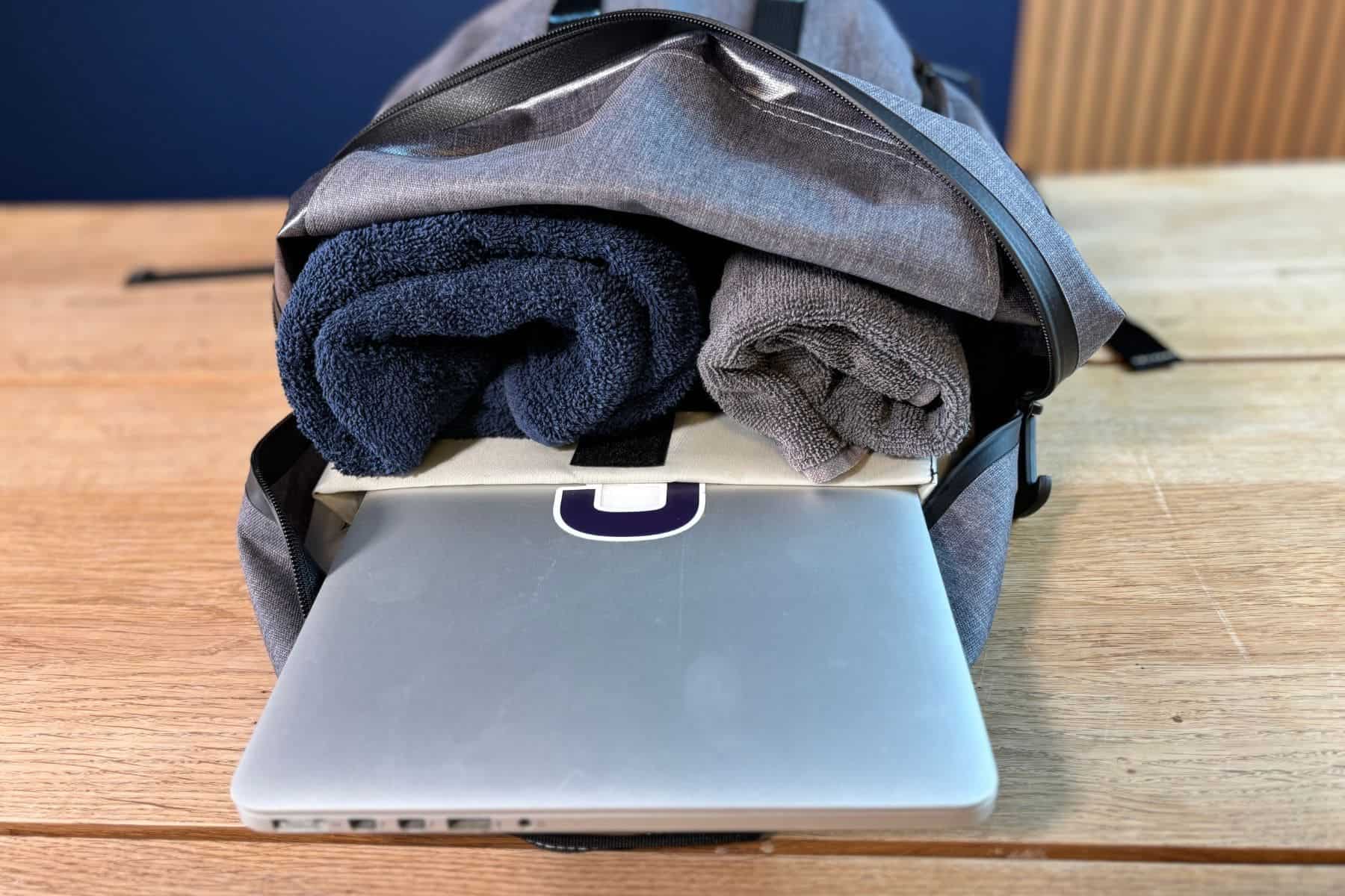 isle-gateway-waterproof-backpack-25l-pockets