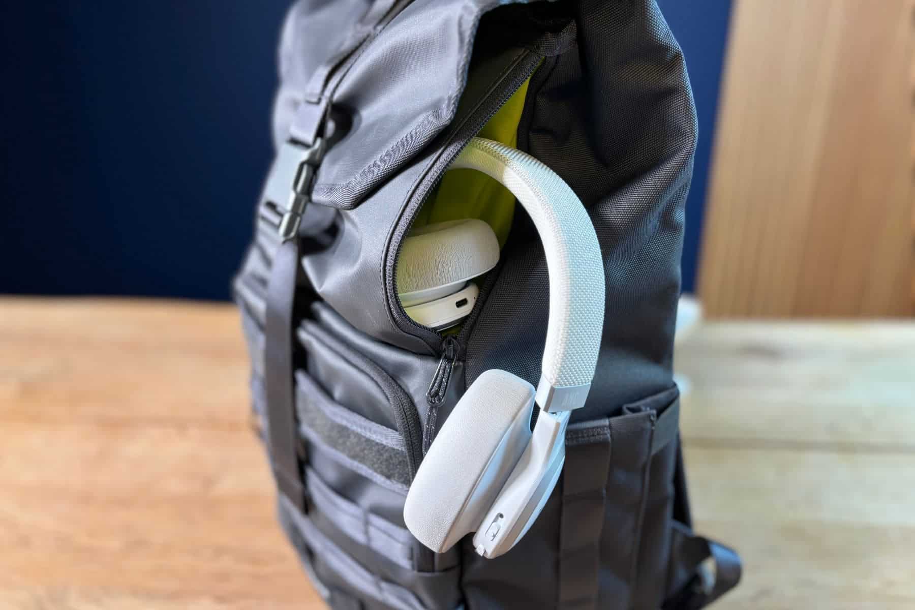 laptop-backpack-headphones