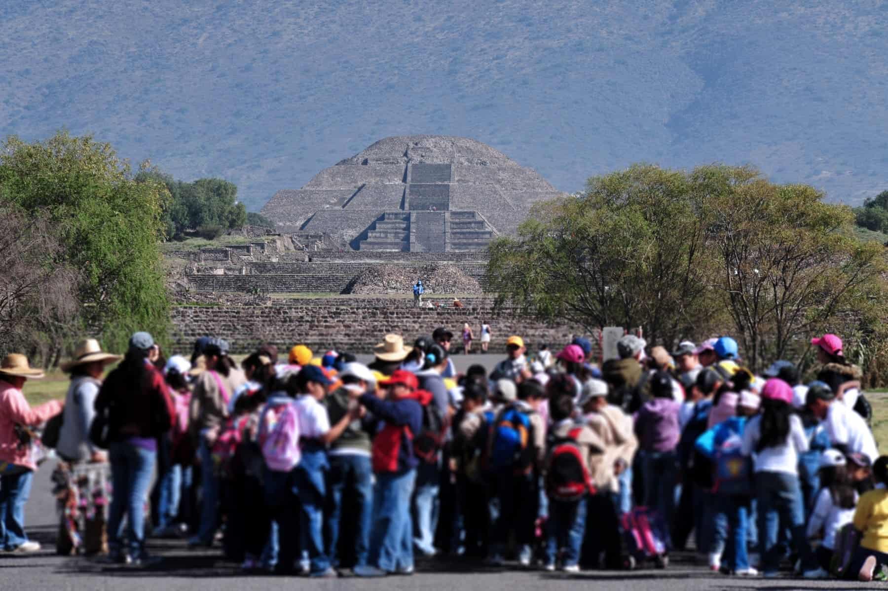 mexico-tenochtitlan-pyramid-tourists