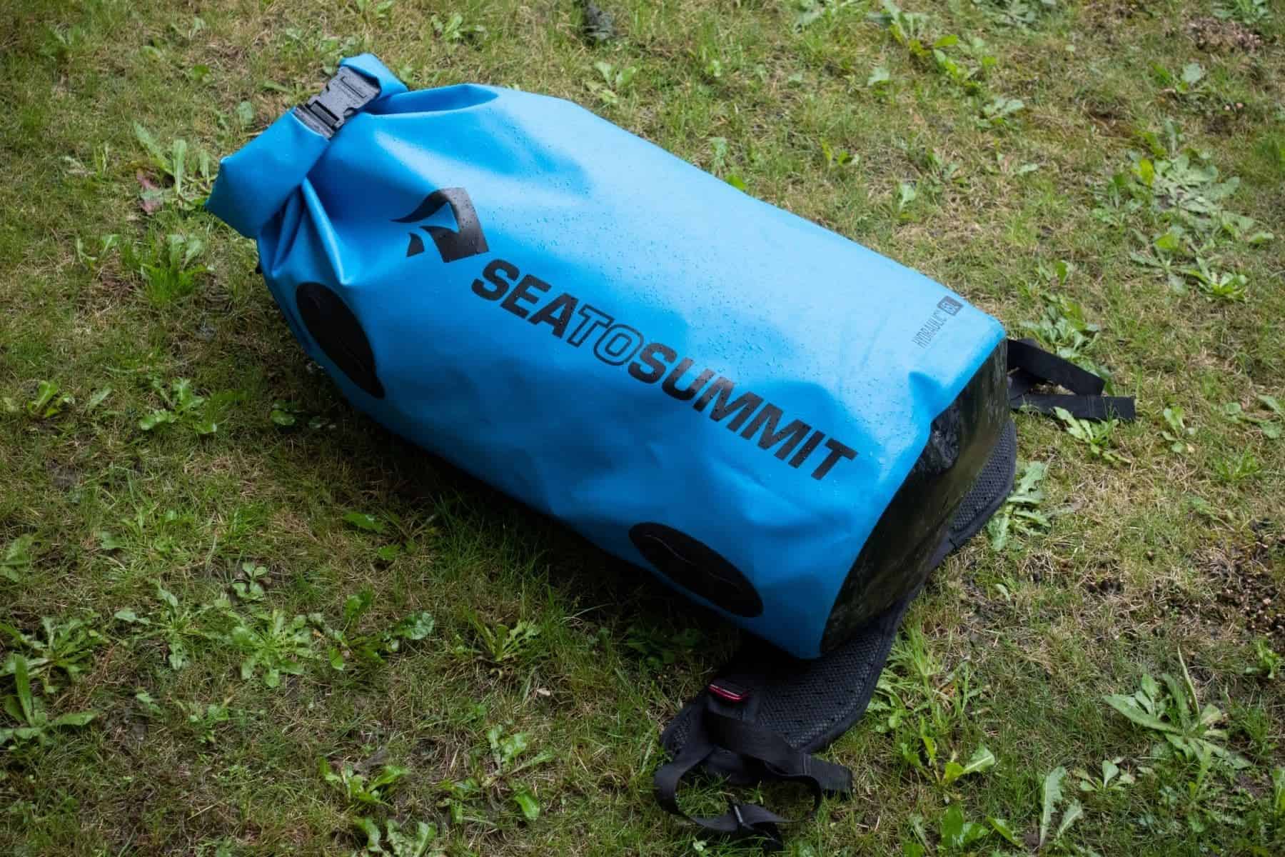 sea-to-summit-hydraulic-flat-lay-on-grass