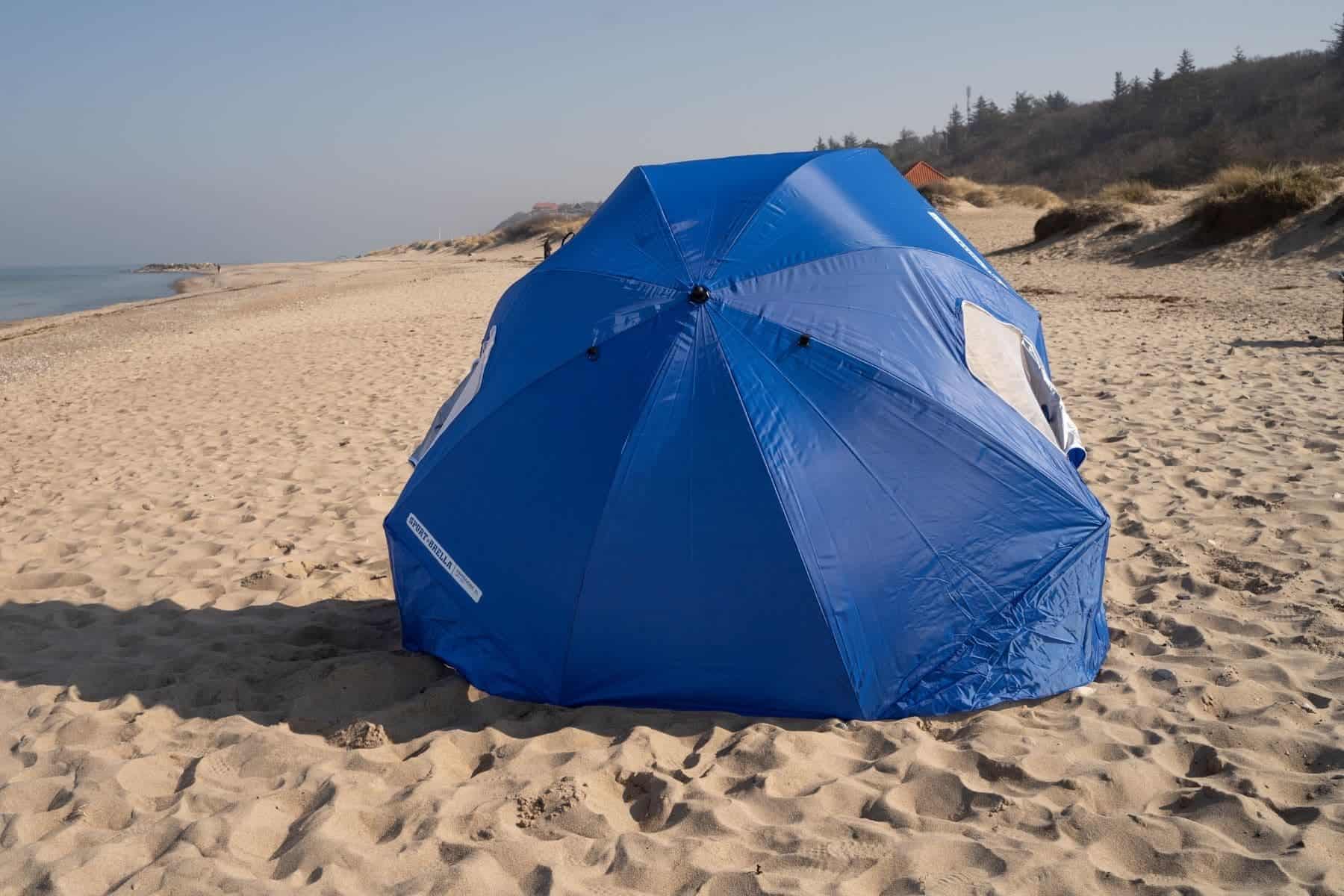 sport-brella-portable-outer-layer-on-sand