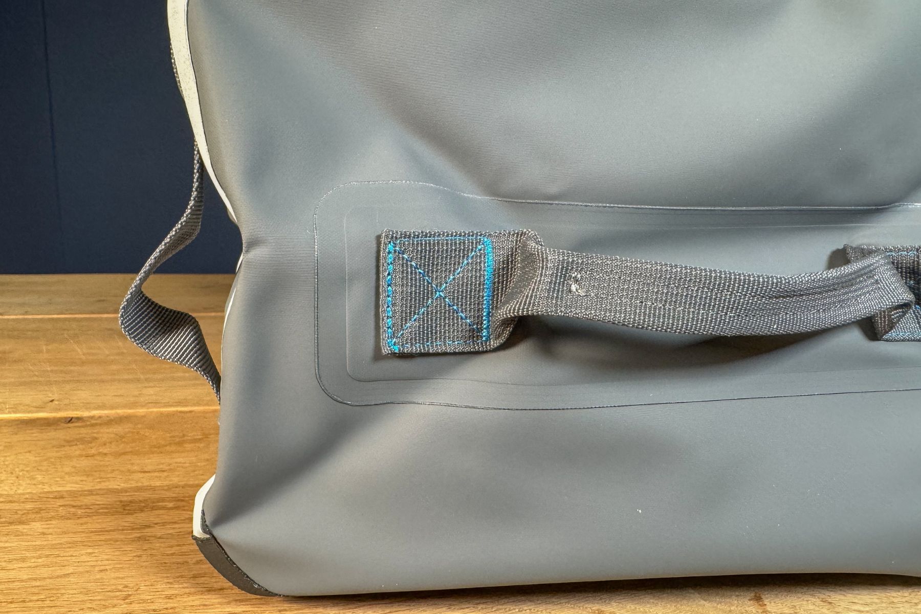 stahlsac-abyss-duffel-bag-handles