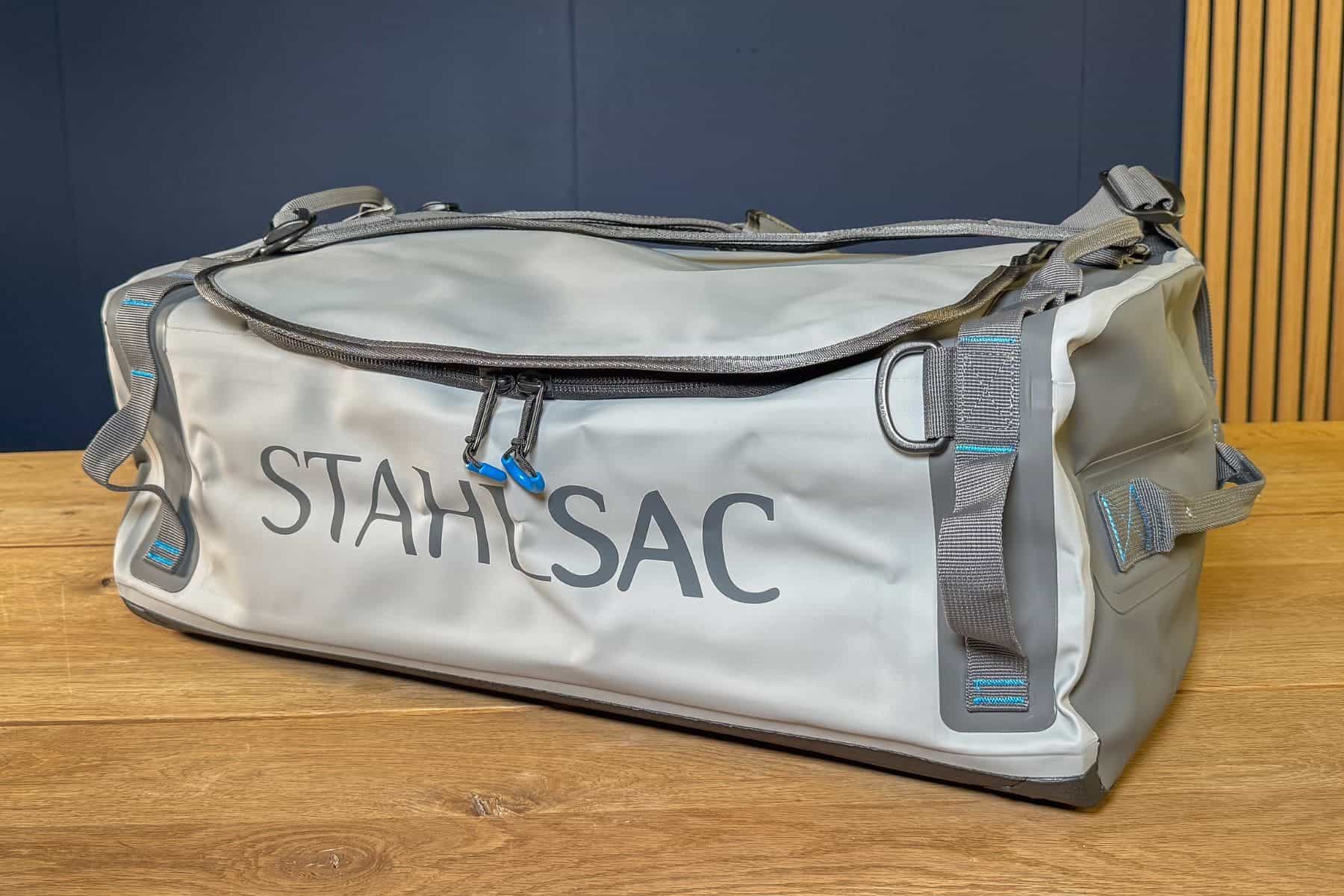 stahlsac-abyss-duffel-bag-overhang