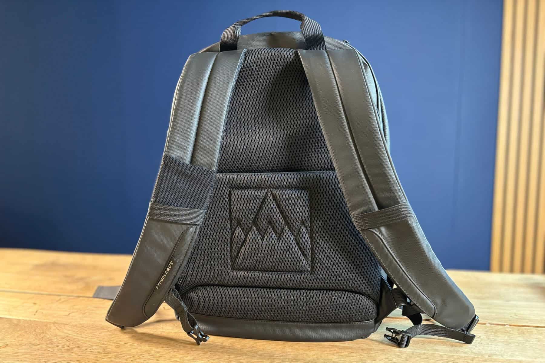 stubble-and-co-everyday-backpack-mesh